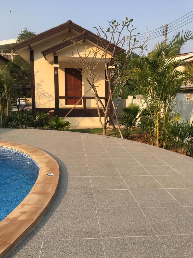 Sunray Guesthouse สุนันท์บ้านพักริมคลอง Uthai Thani Exterior photo