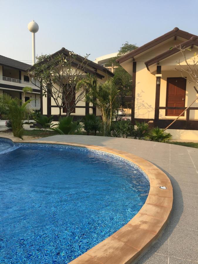Sunray Guesthouse สุนันท์บ้านพักริมคลอง Uthai Thani Exterior photo