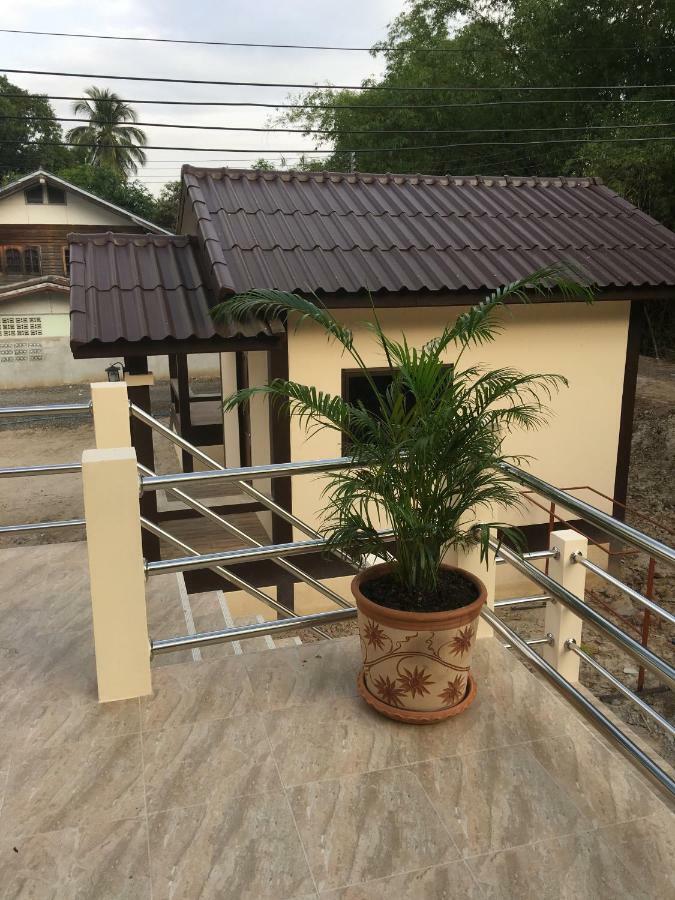 Sunray Guesthouse สุนันท์บ้านพักริมคลอง Uthai Thani Exterior photo