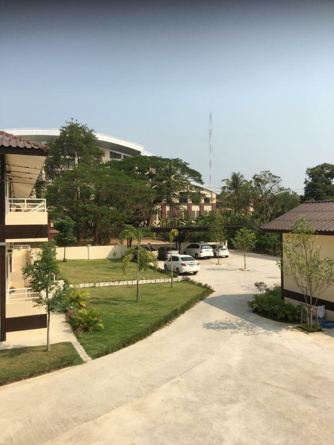 Sunray Guesthouse สุนันท์บ้านพักริมคลอง Uthai Thani Exterior photo