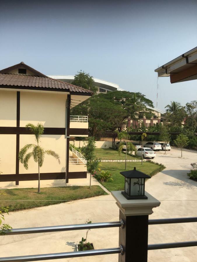 Sunray Guesthouse สุนันท์บ้านพักริมคลอง Uthai Thani Exterior photo
