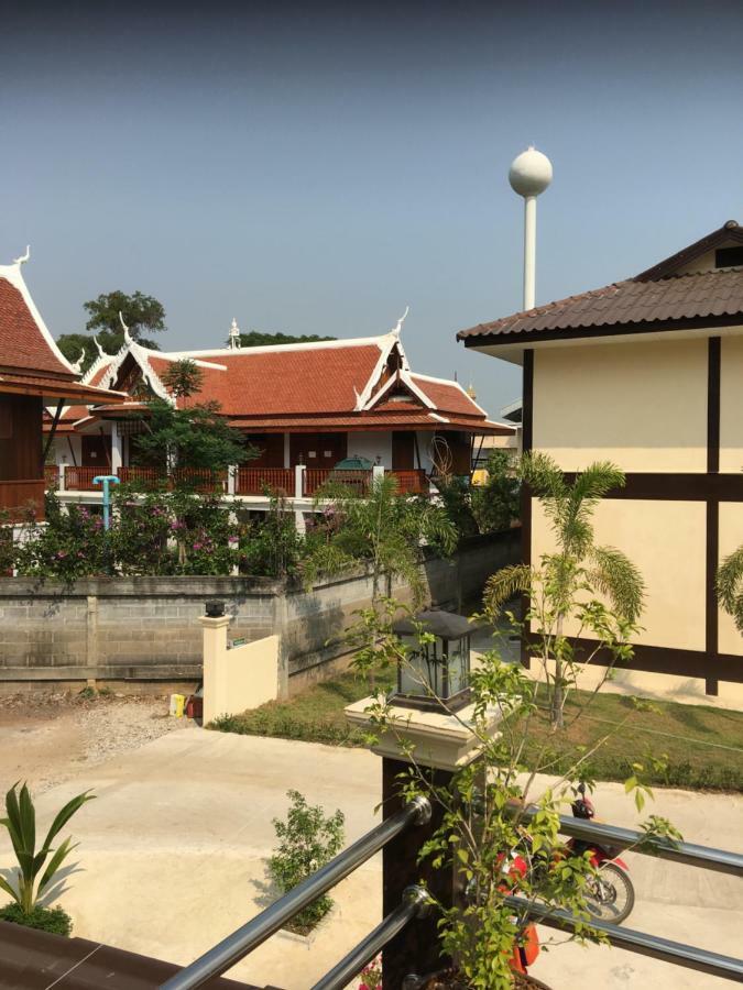 Sunray Guesthouse สุนันท์บ้านพักริมคลอง Uthai Thani Exterior photo